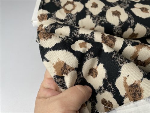 Fastvævet twill med stræk - flotte leo pletter og skønne detaljer